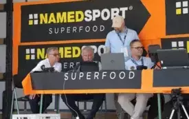 Czterosobowa grupa komisarzy nadzorująca wyścig kolarski