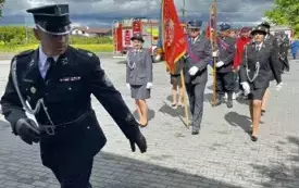 Wejscie korowodu do świetlicy wiejskiej w Kijewie Kr&oacute;lewskim