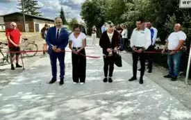 Symboliczne przecięcie wstęgi przez W&oacute;jta Gminy Kijewo Kr&oacute;lewskie, Przewodniczącą Rady Gminy, Sołtyskę oraz Prezesa Gminnej Sp&oacute;łki Komunalnej