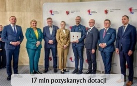 Przedstwaiciele Urzędu Marszałkowskiego przekazują dotację Zastępcy W&oacute;jta Gminy