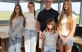 Uczestnicy lotu na wieży kontrolnej