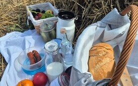Śniadanie na białym pł&oacute;tnie