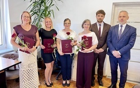 Wsp&oacute;lne zdjęcie mianowanych nauczycielek z Dyrektorem Szkoły Podstawowej w Brzozowie oraz W&oacute;jtem Gminy Kijewo Kr&oacute;lewskie