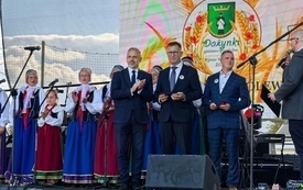 Na scenie wręcznie przez W&oacute;jta Gminy Kijewo Kr&oacute;lewskie medali rolnikom zasłużonym dla rolnictwa