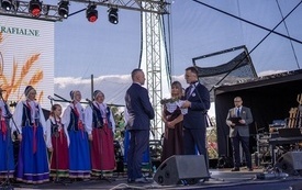 Na scenie uroczyste przekazanie chleba przez Starost&oacute;w Dożynek, W&oacute;jtowi Gminy Kijewo Kr&oacute;lewskie