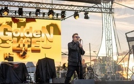 Na scenie śpiewający wokalista zespołu Golden Life
