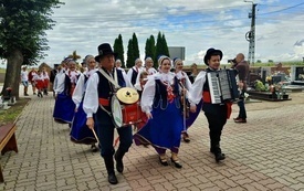 Korow&oacute;d dożynkowy proawdzony przez Kapelę Łubianioki