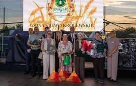 Grupowe zdjęcie nagrodzonych uczestnik&oacute;w z organizatorami biorących udział w konkursie Giganty Plon&oacute;w