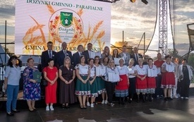 Grupowe zdjęcie nagrodzonych przedstawicieli sołectw biorących udział w konkursie Pomysłowy witacz dożynkowy 2026