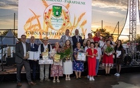 Grupowe zdjęcie nagrodzonych przedstawicieli sołectw biorących udział w konkursie Od cepa do GPS-a - żniwa dawniej i dziś