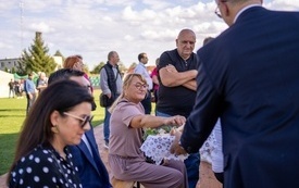 Częstowanie chlebem przybyłych gości na dożynkach