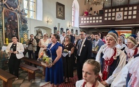 Uczestnicy biorący udział w mszy świętej dożynkowej