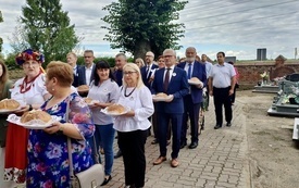 Sołtysi i Radni Gminy Kijewo Kr&oacute;lewskie trzymający chleb w korowodzie dożynkowym