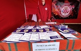 Punkt Akademii Ochrony Ludności i Obrony Cywilnej znajdujący się w czerwonym namiocie