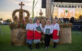 Przedstawicielki sołecta Brzozowo stojące przez wieńcami dożynkowymi