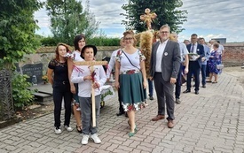 Przedstawiciele sołectwa Kijewo Kr&oacute;lewskie w korowodzie dożynkowym na terenie parafii