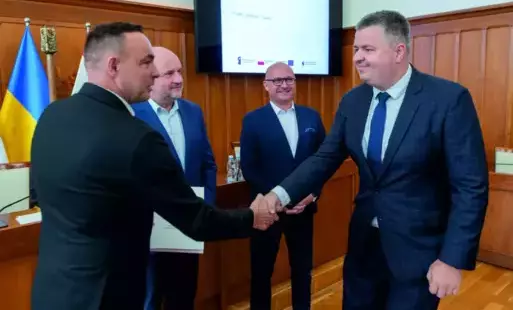 Odbiór przez pana Łukasza Jaworskiego, dokumentu potwierdzającego zawarcie umowy o dofinansowanie projektu