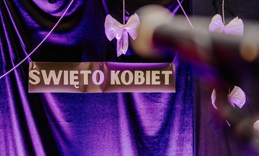 Zasłona sceniczna na której widnieje napis Święto Kobiet