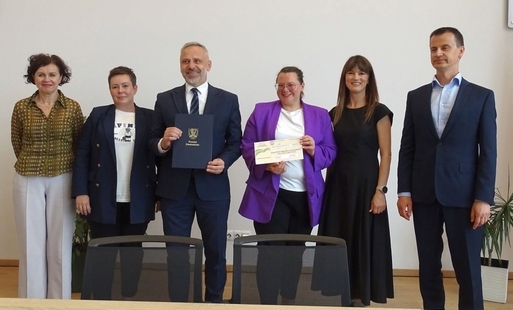Wspólne zdjęcie przedstawicieli z Gminy Kijewo Królewskie, sołtys Trzebcza Szlacheckiego oraz przedstawiciele powiatu Chełmińskiego