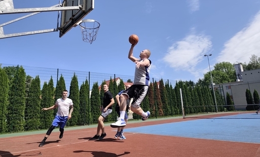 Dynamiczna akcja pod koszem 