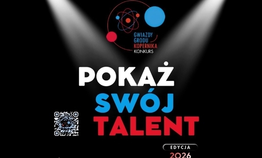 Plakat promocyjny konkursu talentów „Gwiazdy Grodu Kopernika - Edycja 2026”. Na ciemnym tle widać jasne reflektory skierowane na duży napis „Pokaż swój talent”. U dołu znajduje się nocna panorama Torunia z oświetlonymi zabytkowymi budynkami. Po lewej stro