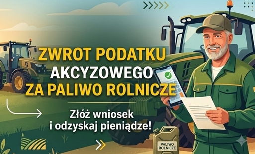 Rolnik w zielonym ubraniu trzymający telefon i dokument, a w tle dwa ciągniki