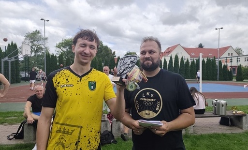 Nagrodzony piłkarz wraz z organizatorem