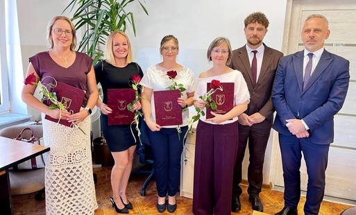 Wspólne zdjęcie mianowanych nauczycielek z Dyrektorem Szkoły Podstawowej w Brzozowie oraz Wójtem Gminy Kijewo Królewskie