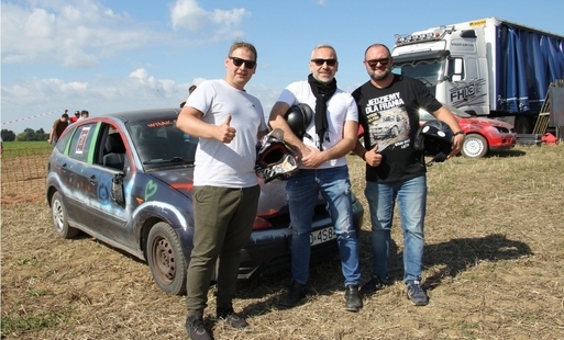 Wójtowie Gminy Stolno, Kijewo Królewskie, Zławieś Wielka stojący przed samochodem