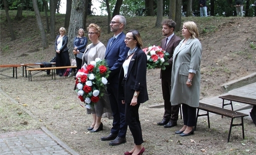 Złożenie wiązanek przez władze gminy oraz dyrektorów szkół