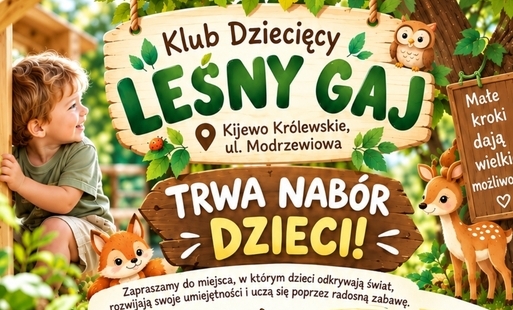 Z lewej strony dziecko siedzące i uśiechające się. Na środku tablice na których widnieją napisy Klub dziecięcy Leśny Gaj, trwa nabór dzieci oraz adres. Dodatkowo są elementy roślinne oraz zwierzęta leśne